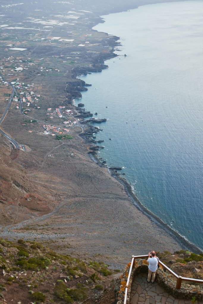 A few oceanfront cities next to the mountain